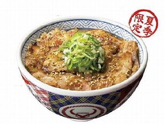 吉野家が初の“塩味”メニュー、夏季限定の「焼味 ねぎ塩豚丼」。