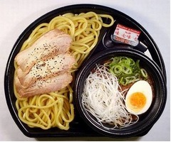 黒マー油使用の“俺のつけ麺”、ファミマのボリューム麺シリーズ新作。
