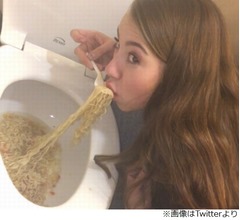 「便器内のラーメン食べる」写真で炎上