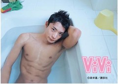 競泳・入江のSEXYバスタイム、「ViVi」のグラビアで肉体美を披露。