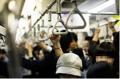 駅や電車で感じる“迷惑行為”、音に関する項目がトップ5のうち3つ。