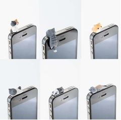 投稿1時間で商品化のにゃんこ、スマホのイヤホンジャックにちょこん。