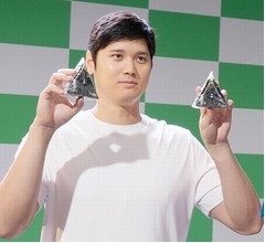 “シン”おむすび両手に持った大谷翔平選手、ファミマ新CMは水樹奈々がナレーション