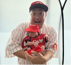 “カープユニ”山本圭壱、“カープ女子”愛娘と親子ショット「2025はスタジアムデビューかな」