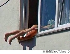セクシー女性に目奪われ車追突、道路脇の“裸で日光浴”ちょっと見えた。