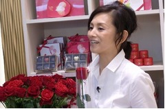 「バラでお祝いして」夏木マリがゴディバ店頭で途上国支援イベント。