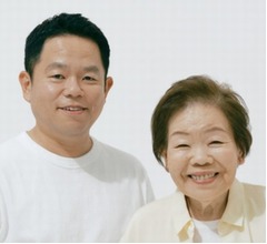 ダイアン津田&母の“ユニクロ広告”ツーショット、妻・りえさん「めっちゃいい笑顔」
