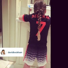 ベッカムが可愛い娘の写真公開、マンU「Beckham 7」ユニ着て歯磨き。