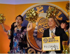 椿鬼奴の夢は“歌手デビュー”、六本木で「We Will Rock You」熱唱。