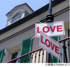 街に増え続ける「LOVE」の看板、2人の男性が“愛でいっぱいに”と活動。