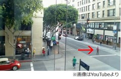 動画に映る謎の“流される男”、8倍速の街角映像に1人だけ速度の違う人物。