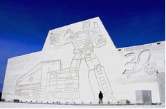 トランスフォーマーの大雪像、初のプロジェクションマッピングも。
