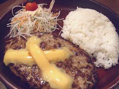 「びっくりドンキー」値上げへ、世界的な需要増で牛肉調達価格上昇。