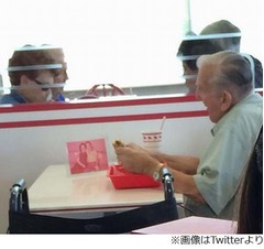 亡き妻の写真と食事する老人、ハンバーガー店でのエピソードが話題に。