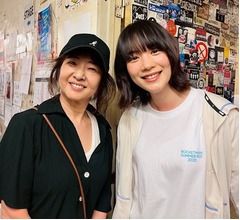 じぇじぇじぇ! のん、「あまちゃん」で共演の美保純と仲睦まじい2ショット
