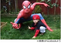重病我が子のため父が“変身”、親子が共に愛するスパイダーマンに。