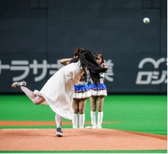貞子が3年ぶり始球式、“呪い球”は98キロ記録