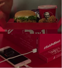 インドKFCが充電機能内蔵の箱、“食べてる間にスマホ充電”を実現。