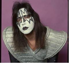 KISS創設メンバーが死去、ジーン・シモンズら「KISSの礎を築いた、かけがえのないロック戦士」