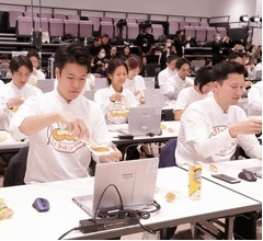 “カキフライにタルタルソースを同時にかけた最多人数”ギネス記録達成