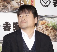 「吉野家社長は変態仮面好き」に佐藤二朗大笑い