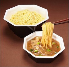 高さ10cm＆2段仕様の「日清ラ王」、“つけ麺”を一部地区限定で発売。