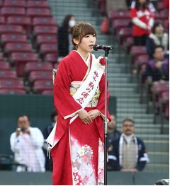 AKB48ソロ歌手で初の国歌斉唱、演歌の岩佐美咲が広島戦に“登板”。
