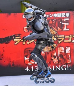 時速120kmの“全身ローラー男”、ジャッキー新作のイベントで来日。