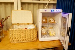 “オフィスおかん”でぷち社食、設置した冷蔵庫に惣菜など約30種提供。
