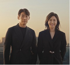 “反町隆史を撮影する松嶋菜々子”夫妻でCM共演、過去の反町の写真も登場