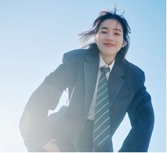 のん、男前な“高校の先輩感”溢れるブレザー制服姿に反響