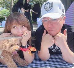 渡辺美奈代、夫と寝ころびながら満面の笑み“頬づえツーショット”に反響