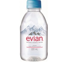 史上最小・超軽量、220mlの“プチ エビアン”