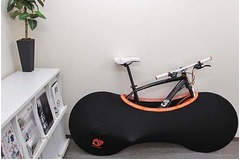 自転車に穿かせる“ブリーフ”、室内保管のサイクリストに救いの手を。