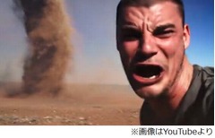 砂漠の竜巻バックに“自撮り”、クレイジーすぎる動画の真贋巡り議論。