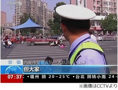 交通安全TV取材の背後で事故、警察が運転マナー語った皮肉なタイミング。