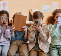 スマホやタブレットなど見続けている子ども、“脳が小さい”ことが判明