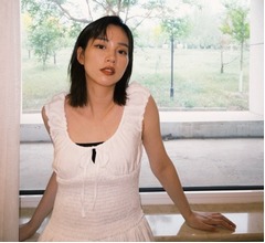 のん“美デコルテ”全開の私服姿に反響「こんな彼女が欲しいなー!!!」