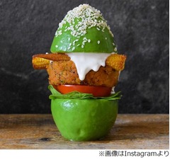 “真のアボカドバーガー”バンズの代わりに…