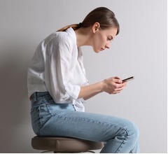 スマホやノートパソコンの使用で“認知症のリスク”が高まる可能性