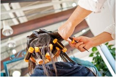 パーマが5日で戻り美容師刺殺、高額請求の“パーマ詐欺”疑い逆上。