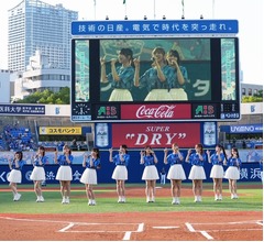 =LOVEが“横浜DeNAベイスターズ応援”のため球場へ、熱烈ベイファンのメンバーが始球式