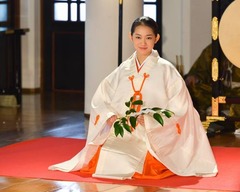 “美少女”吉本実憂が巫女姿に、日枝神社の七五三広報大使に就任。