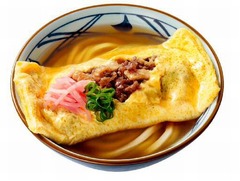だし巻き玉子がうどんにドンッ、丸亀製麺の「だし玉肉づつみうどん」。