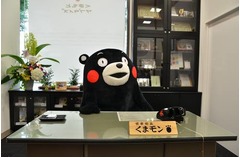 くまモンに会える常設部長室、オリジナルグッズ販売や特別映像上映も。