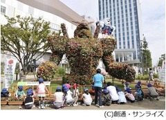 フラワーガンダムに児童興奮、トピアリーやガンダム立像前で花植え。