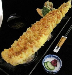 長さ50cmの巨大穴子使う天丼、1つには乗り切らないため複数の丼使用。