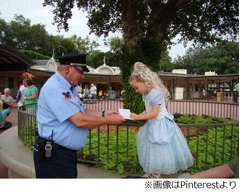 “夢の国”警備員の素敵な行動、来園の少女に「王女様、サインを」。