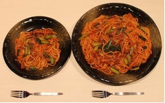麺重量1.4kg“ギガ”焼きスパ、もちもちした食感の極太麺をたっぷり。