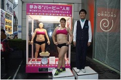バービーが“本人”と仰天対面、ダイエット状況を等身大人形で展示。
